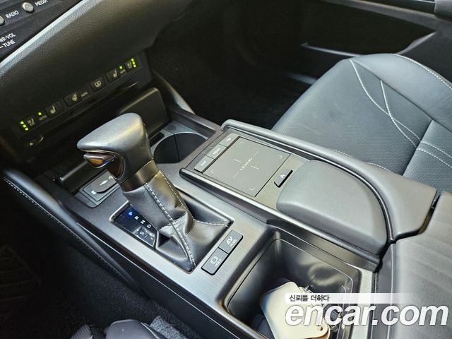 Lexus ES 2019 — photo 10