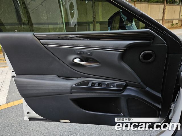 Lexus ES 2019 — photo 12