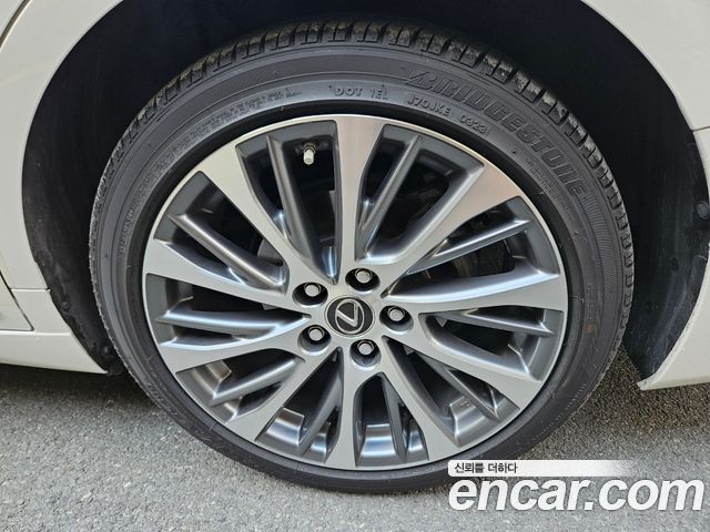 Lexus ES 2019 — photo 13