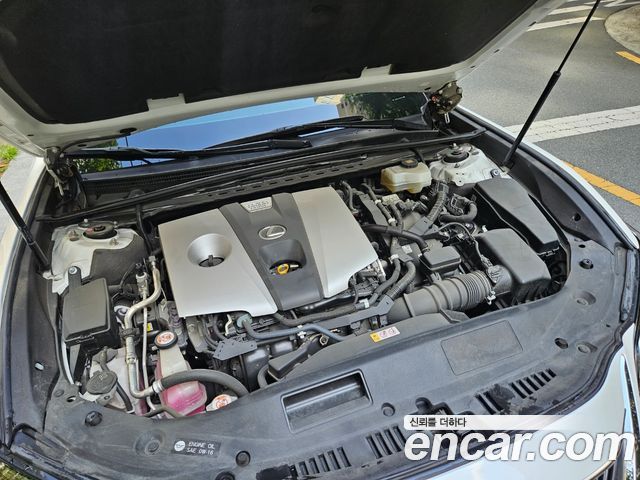 Lexus ES 2019 — photo 15