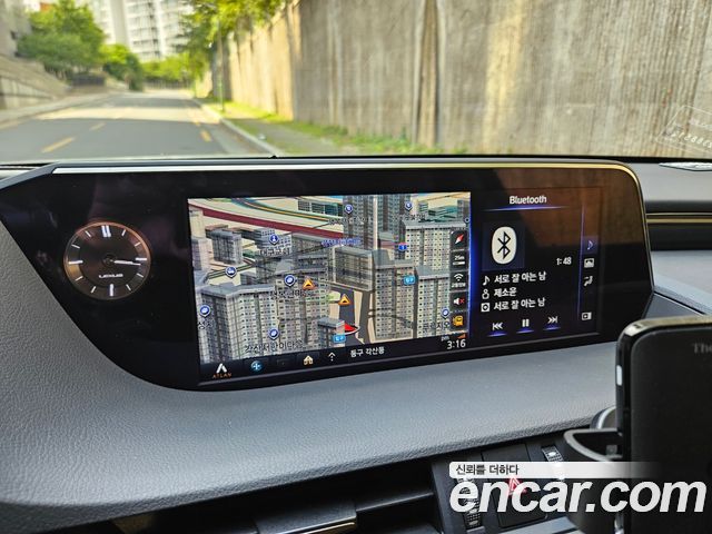 Lexus ES 2019 — photo 17