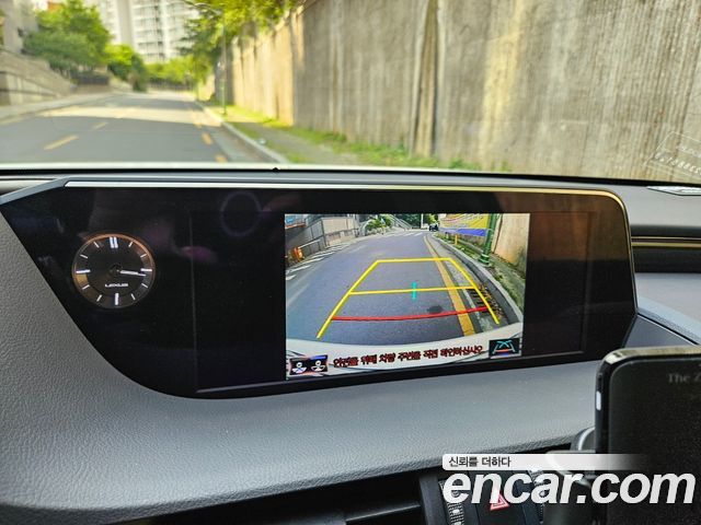 Lexus ES 2019 — photo 18