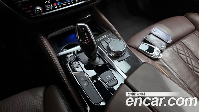 BMW 5-Series 2018 — photo 12