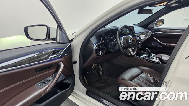 BMW 5-Series 2018 — photo 13