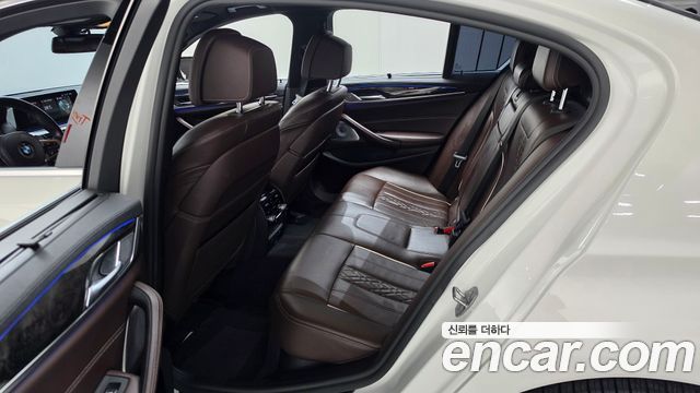 BMW 5-Series 2018 — photo 17