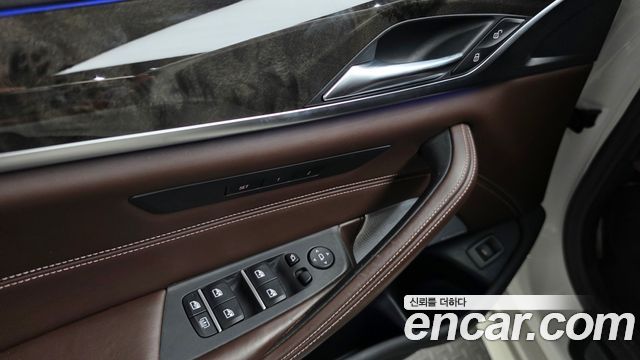 BMW 5-Series 2018 — photo 25