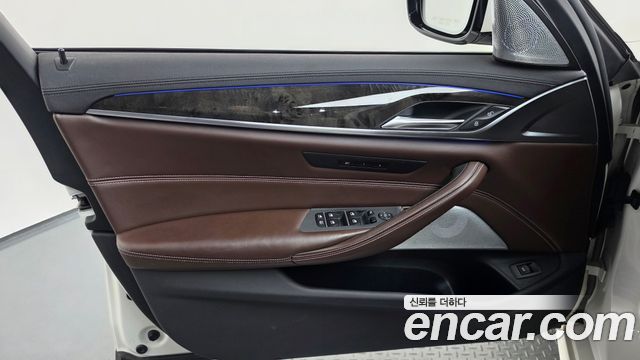 BMW 5-Series 2018 — photo 14