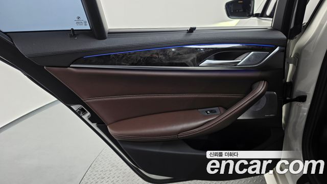 BMW 5-Series 2018 — photo 15