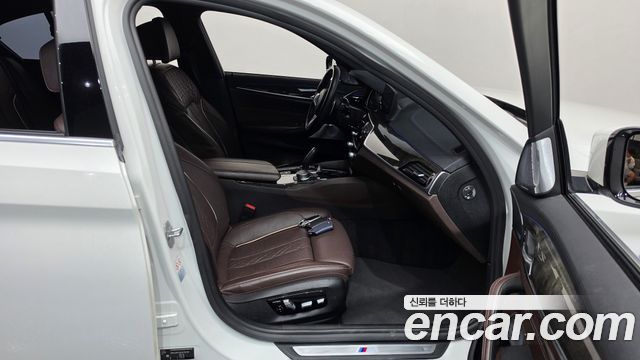 BMW 5-Series 2018 — photo 16