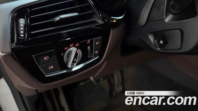 BMW 5-Series 2018 — photo 27