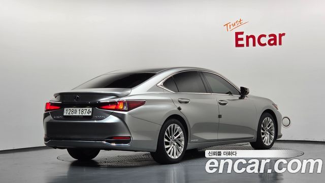 Lexus ES 2019 — photo 2