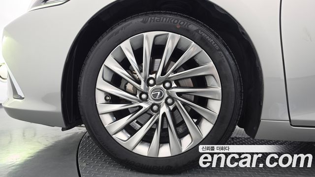Lexus ES 2019 — photo 5