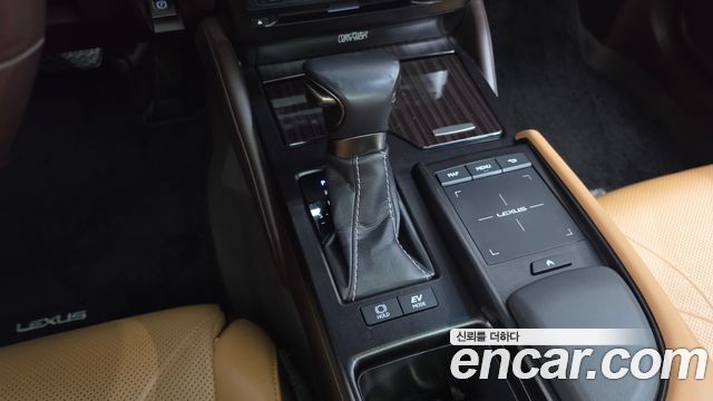 Lexus ES 2019 — photo 12