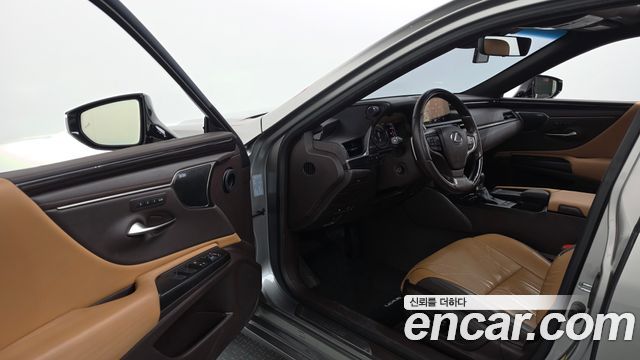 Lexus ES 2019 — photo 13