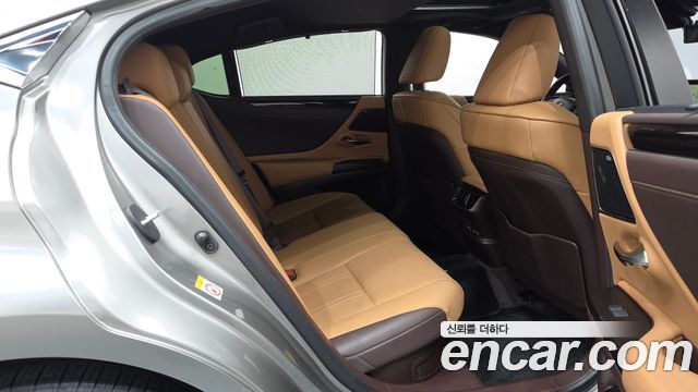 Lexus ES 2019 — photo 17