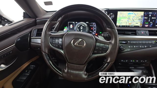 Lexus ES 2019 — photo 18
