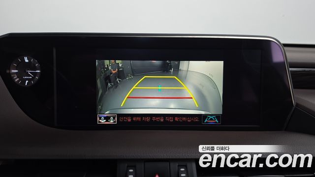 Lexus ES 2019 — photo 20