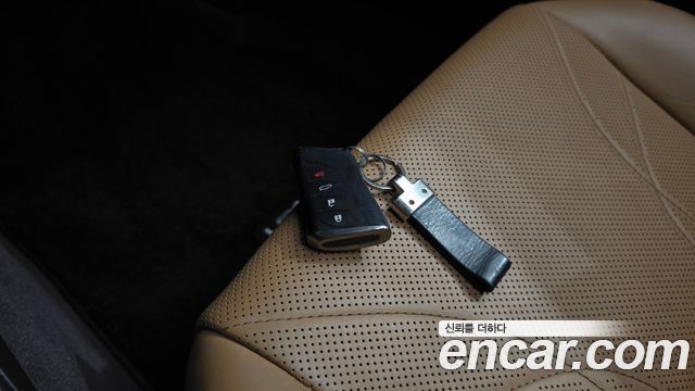 Lexus ES 2019 — photo 21