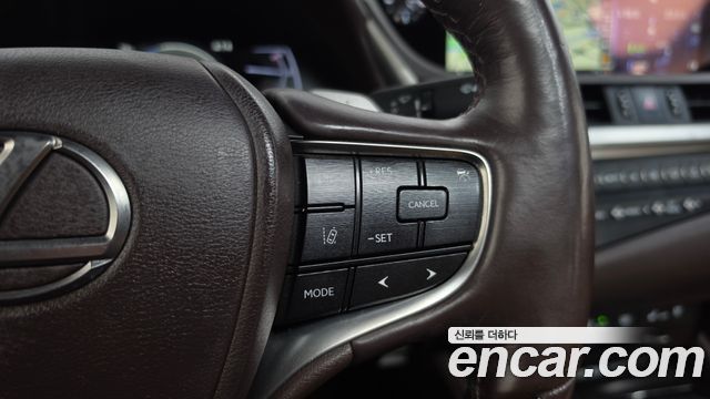 Lexus ES 2019 — photo 22