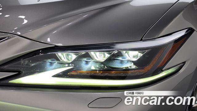 Lexus ES 2019 — photo 8