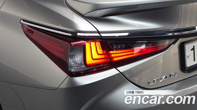 Lexus ES 2019 — photo 9