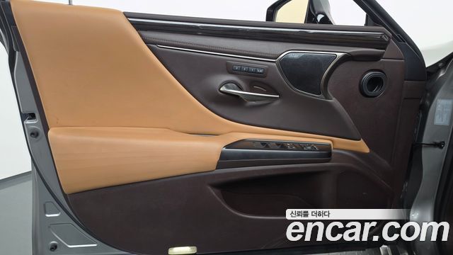Lexus ES 2019 — photo 14