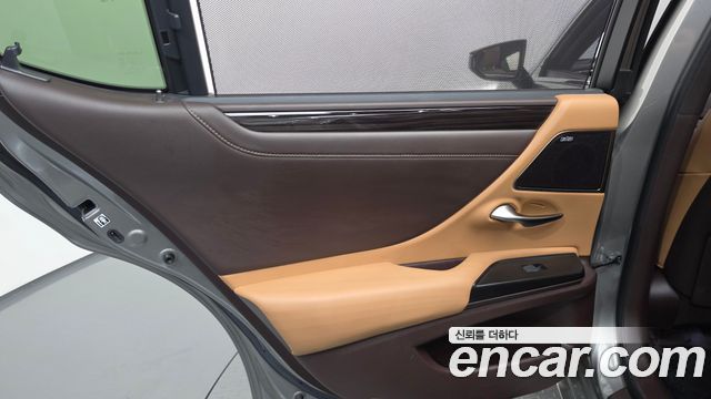 Lexus ES 2019 — photo 15
