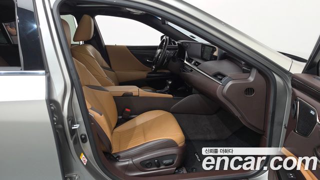 Lexus ES 2019 — photo 16