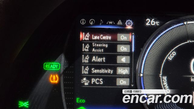 Lexus ES 2019 — photo 32