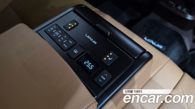 Lexus ES 2019 — photo 33
