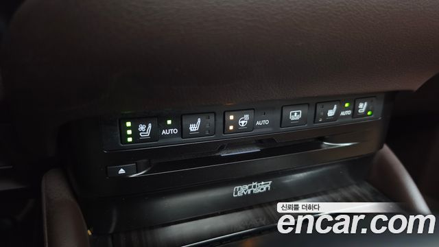 Lexus ES 2019 — photo 35
