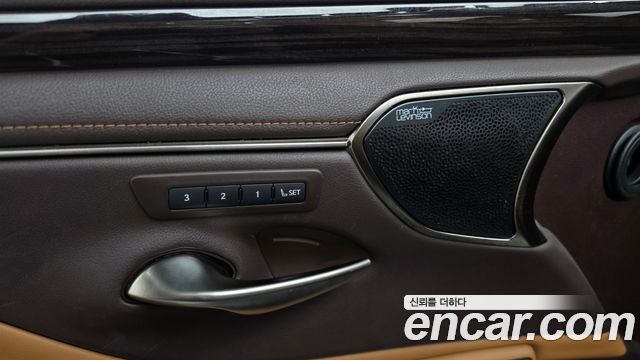 Lexus ES 2019 — photo 36