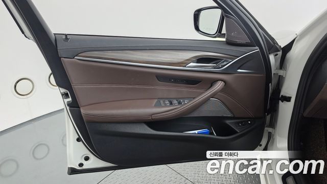 BMW 5-Series 2021 — photo 14