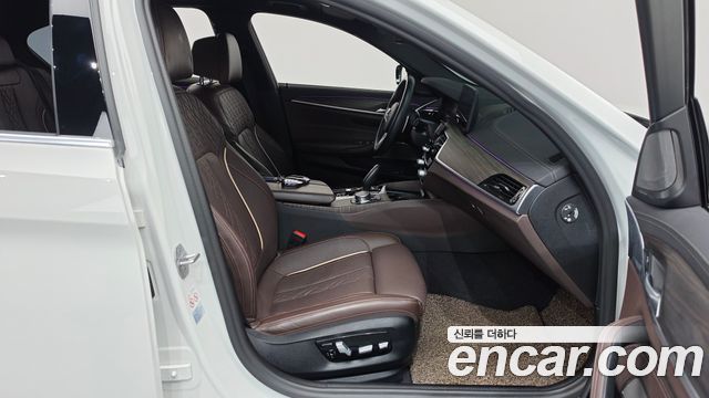 BMW 5-Series 2021 — photo 16