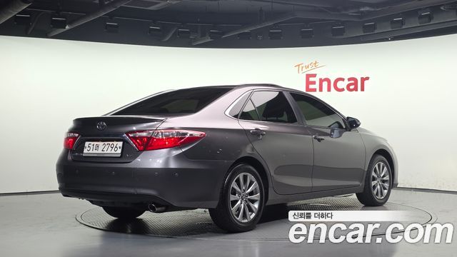 Toyota Camry 2017 — photo 2