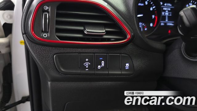 Hyundai i30 2018 — photo 28