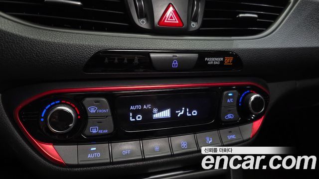 Hyundai i30 2018 — photo 29