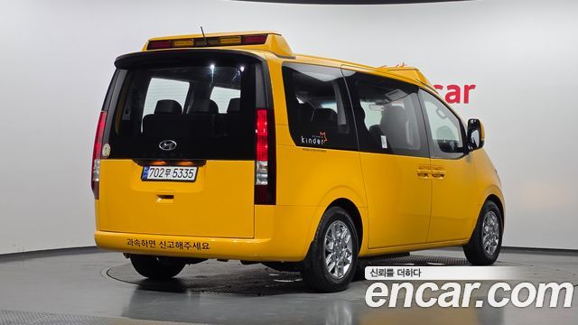 Hyundai Staria 2023 — photo 2