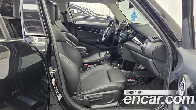 Mini Cooper 2023 — photo 17