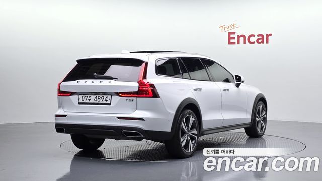 Volvo V60 2019 — photo 2