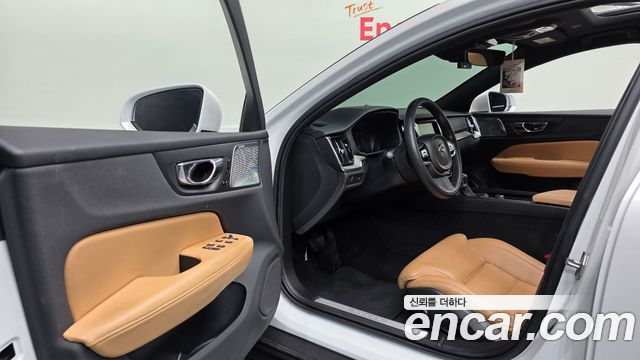 Volvo V60 2019 — photo 13