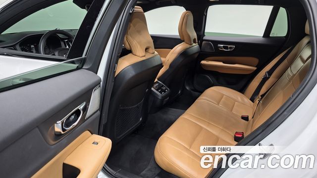 Volvo V60 2019 — photo 18