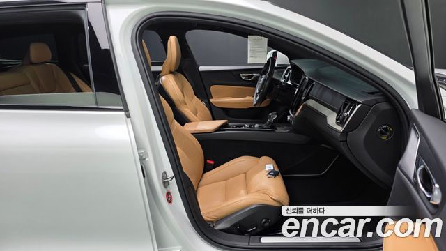 Volvo V60 2019 — photo 16