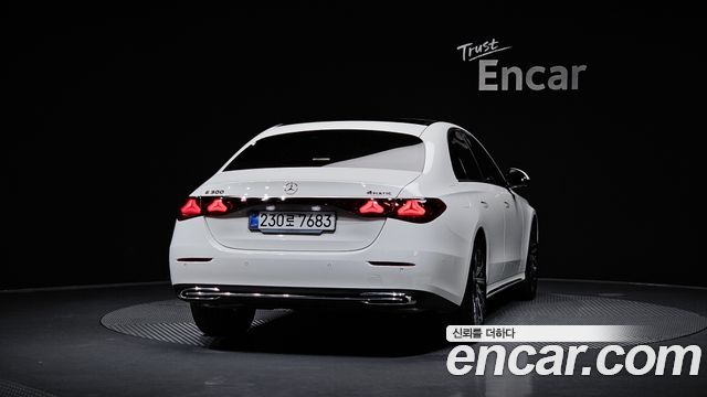 Mercedes-Benz E-Class 2025 — photo 4