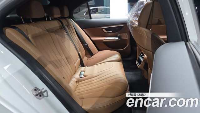 Mercedes-Benz E-Class 2025 — photo 11