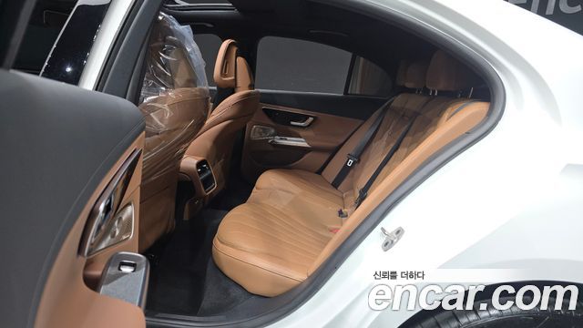 Mercedes-Benz E-Class 2025 — photo 12