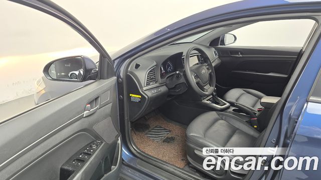 Hyundai AVANTE 2018 — photo 13