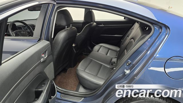 Hyundai AVANTE 2018 — photo 17