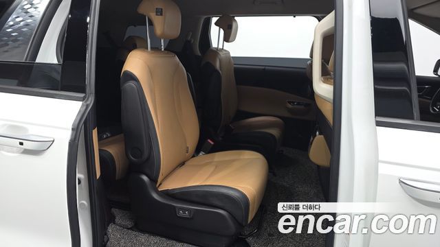 Kia Canival 2021 — photo 17