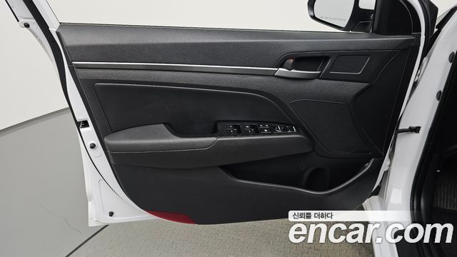 Hyundai AVANTE 2018 — photo 11